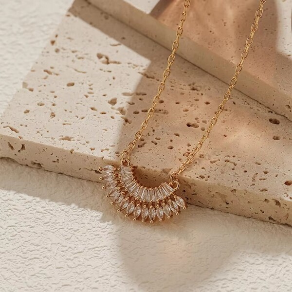 Geometric Fan Pendant Design Necklace