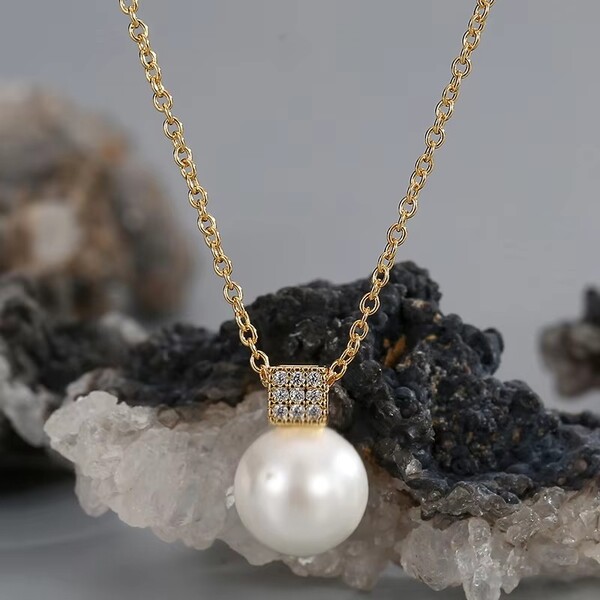 Brass Gold Plated Simple Pearl Pendant Necklace